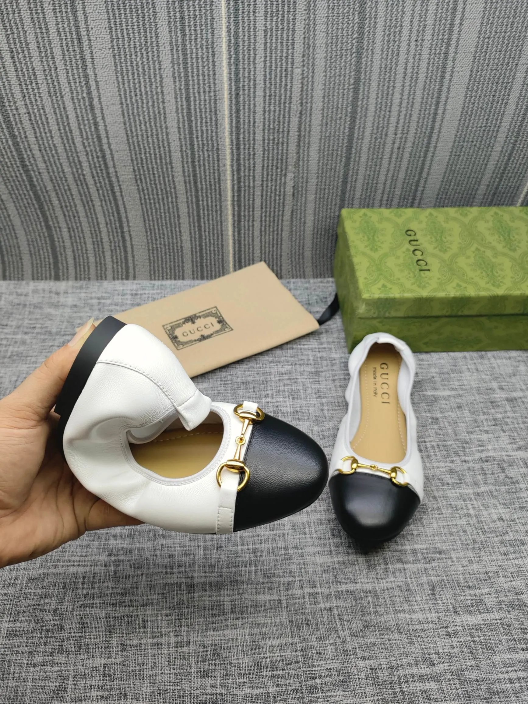 👟👟Ex-factory price 320👟👟 GUCCI's latest horsebit women's flat ballet shoes and egg roll shoes are super comfortable. The fabric is made of imported top-grade soft sheepskin. It is very comfortable on the feet and will not rub your feet. You can also roll it up and put it in your bag. It is easy to carry with you. The super soft soles are a must-have item for fairies whether you are going out for business, work, travel, shopping or at home. Fashionable and versatile, it is an indispensable pair of shoes for you. Fabric: Made of imported soft sheepskin Color: 6 colors available Outsole: PPC rubber outsole Size 34-42 (34.41.42 needs to be customized)